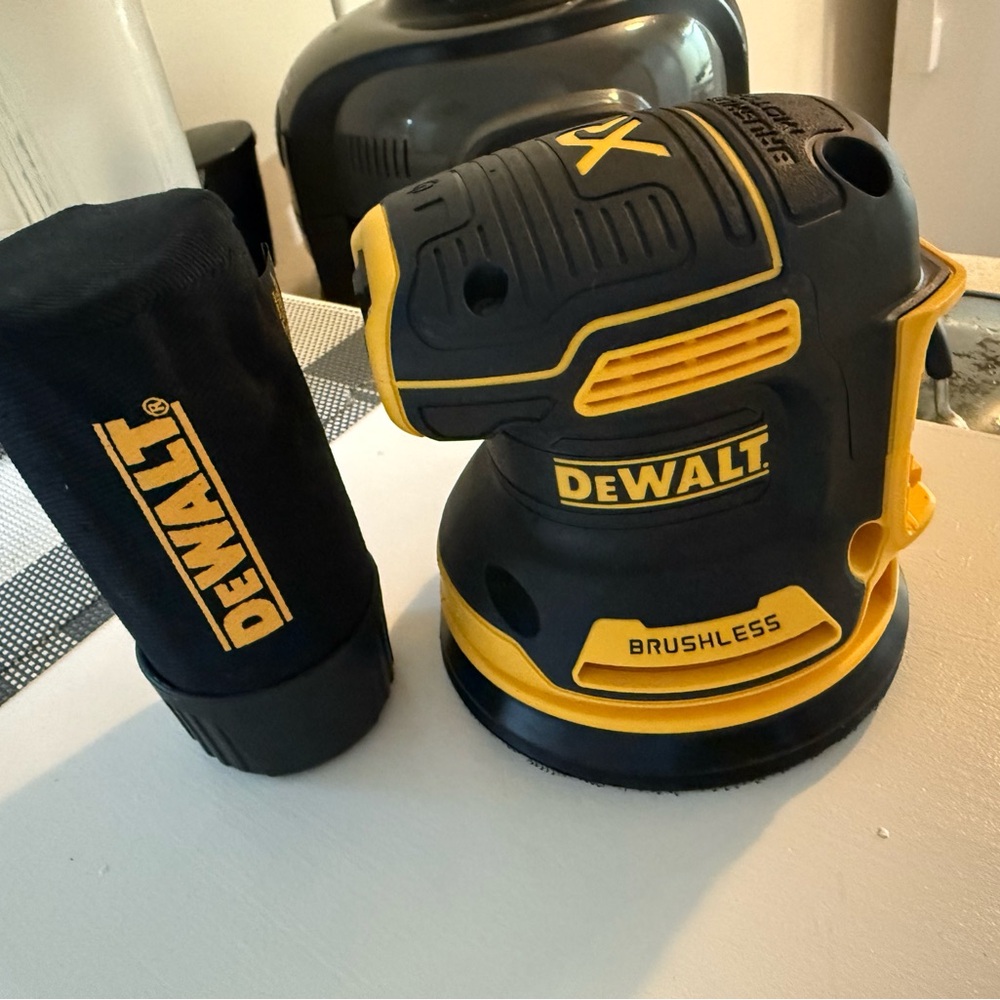DEWALT XR 20-Volt Brushless Variable Speed Orbital Cordless Sander Dust 
DCW210B